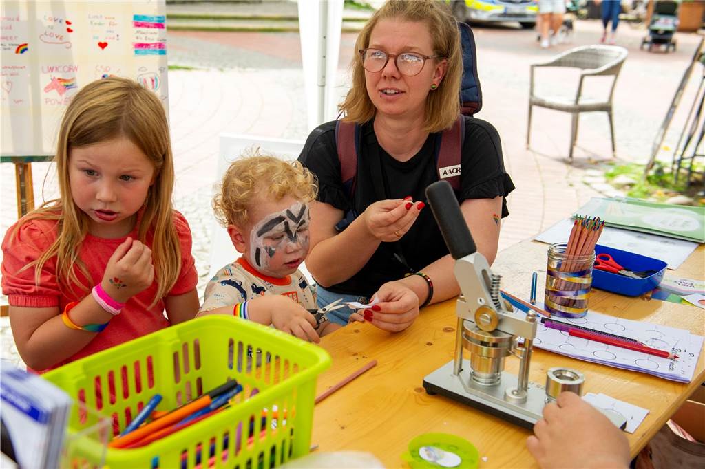 Zum ersten Mal hat der Christopher-Street-Day in Haltern stattgefunden. Das bunte Event hat den Marktplatz gut gefüllt.