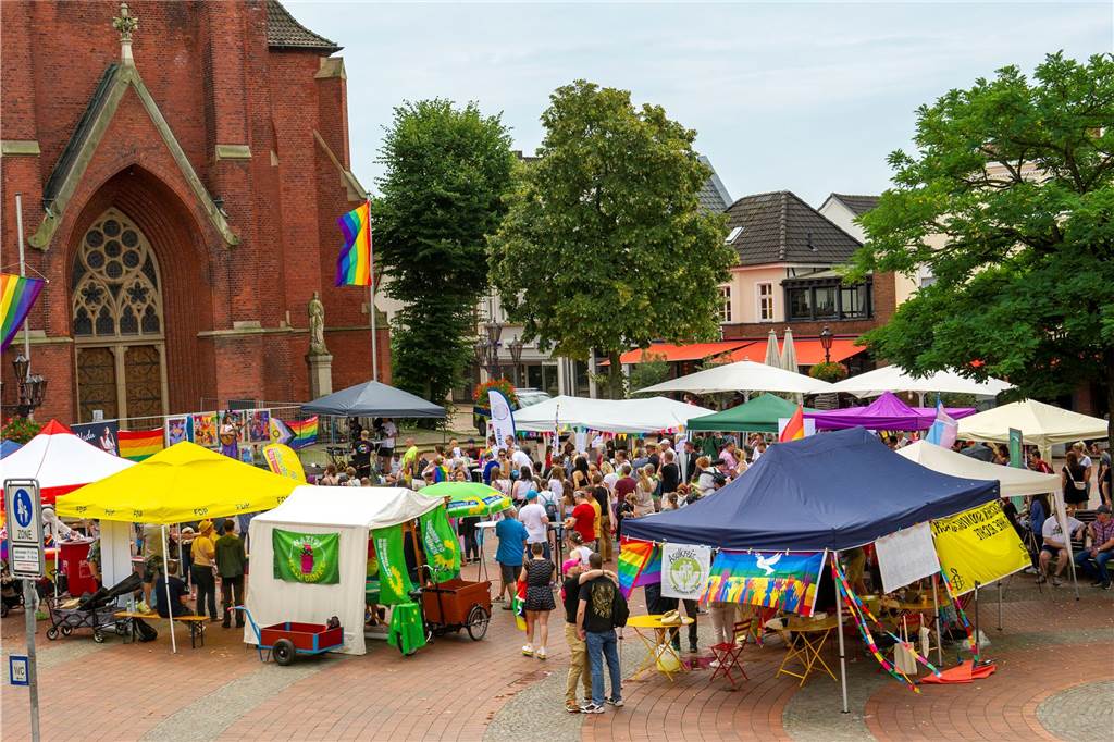 Zum ersten Mal hat der Christopher-Street-Day in Haltern stattgefunden. Das bunte Event hat den Marktplatz gut gefüllt.