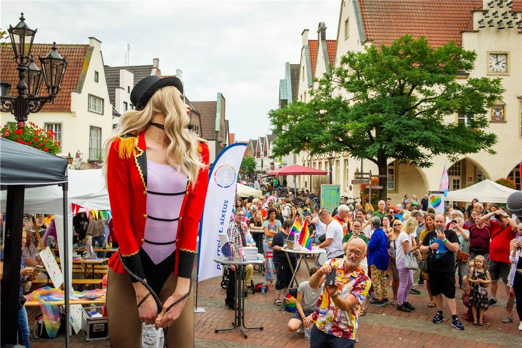 Zum ersten Mal hat der Christopher-Street-Day in Haltern stattgefunden. Das bunte Event hat den Marktplatz gut gefüllt.
