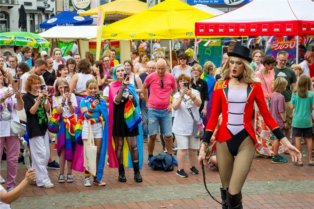 Zum ersten Mal hat der Christopher-Street-Day in Haltern stattgefunden. Das bunte Event hat den Marktplatz gut gefüllt.