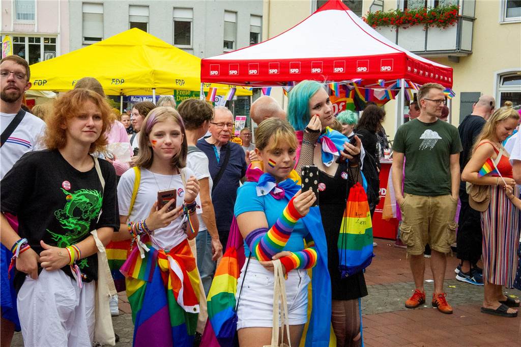 Zum ersten Mal hat der Christopher-Street-Day in Haltern stattgefunden. Das bunte Event hat den Marktplatz gut gefüllt.