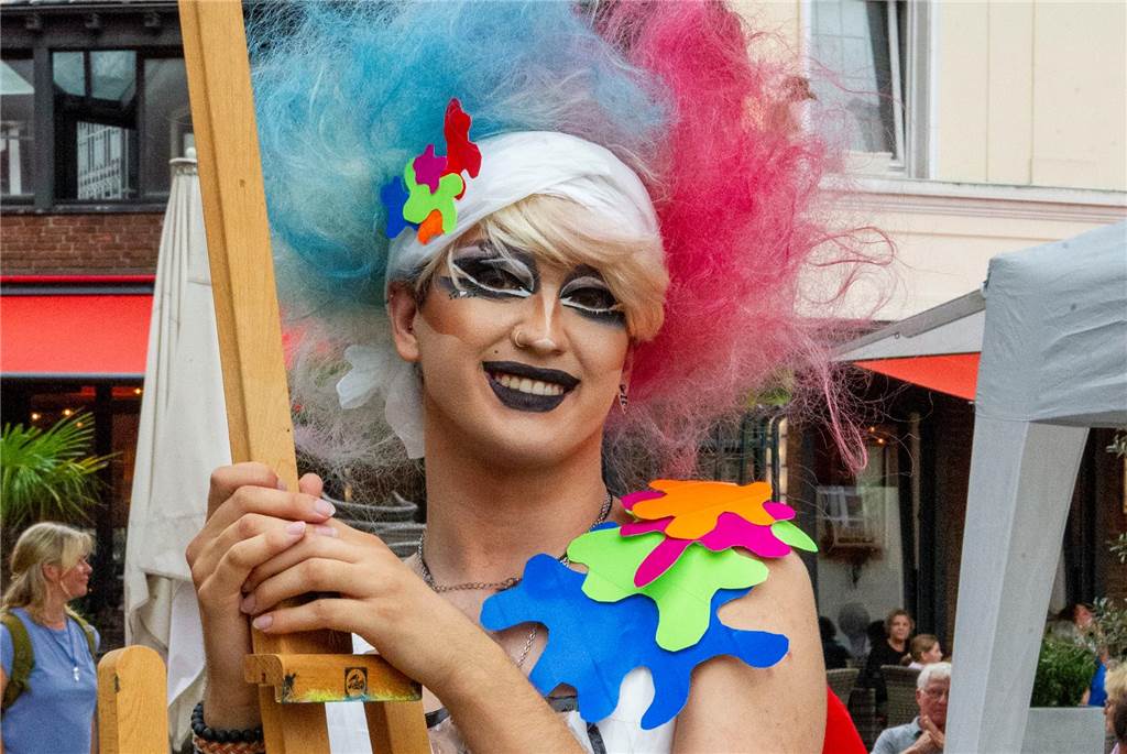 Zum ersten Mal hat der Christopher-Street-Day in Haltern stattgefunden. Das bunte Event hat den Marktplatz gut gefüllt.