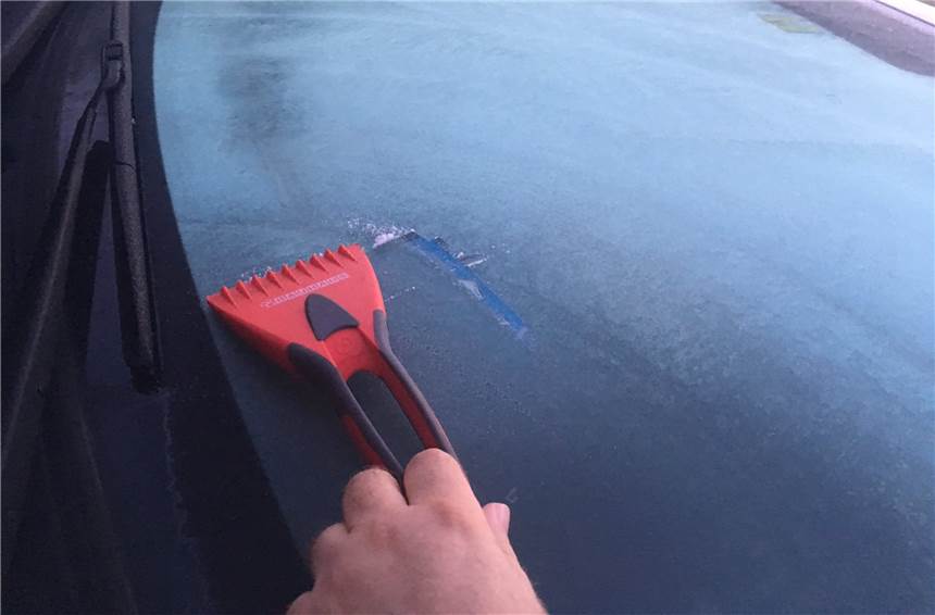 Dortmund erlebt die erste Frostnacht der Saison – Ansturm auf Werkstätten Zum ersten Mal in der Saison mussten Dortmunder Autofahrer am Mittwochmorgen die Eiskratzer zücken – auch unser Kollege Oliver Volmerich.