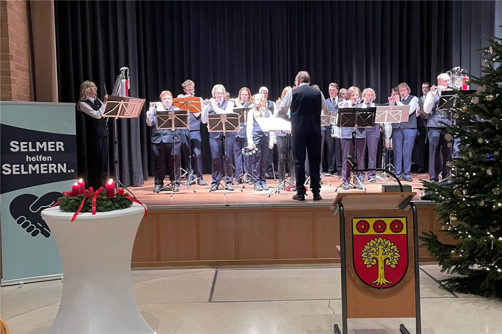 Der Spielmannszug der Feuerwehr Selm spielt Weihnachtslieder auf der Bühne im Bürgerhaus