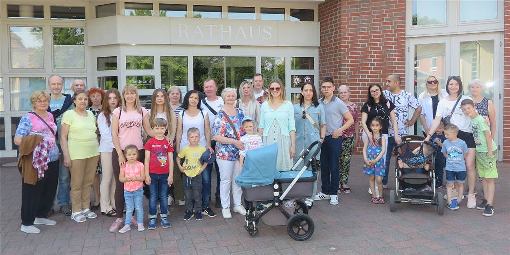 Treffen von Flüchtlingen aus der Ukraine in Schermbeck war ein voller Erfolg Zum ersten Treffen kamen mehr als 30 ukrainische Flüchtlinge am Pfingstsamstag zum Schermbecker Rathaus-Vorplatz.