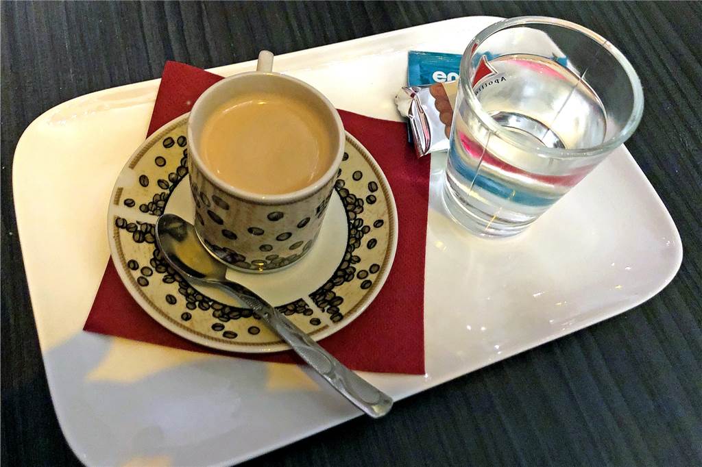 Das Vivendi macht auch fleischlos glücklich Zum Espresso gibt es ungefragt ein Glas Wasser dazu.