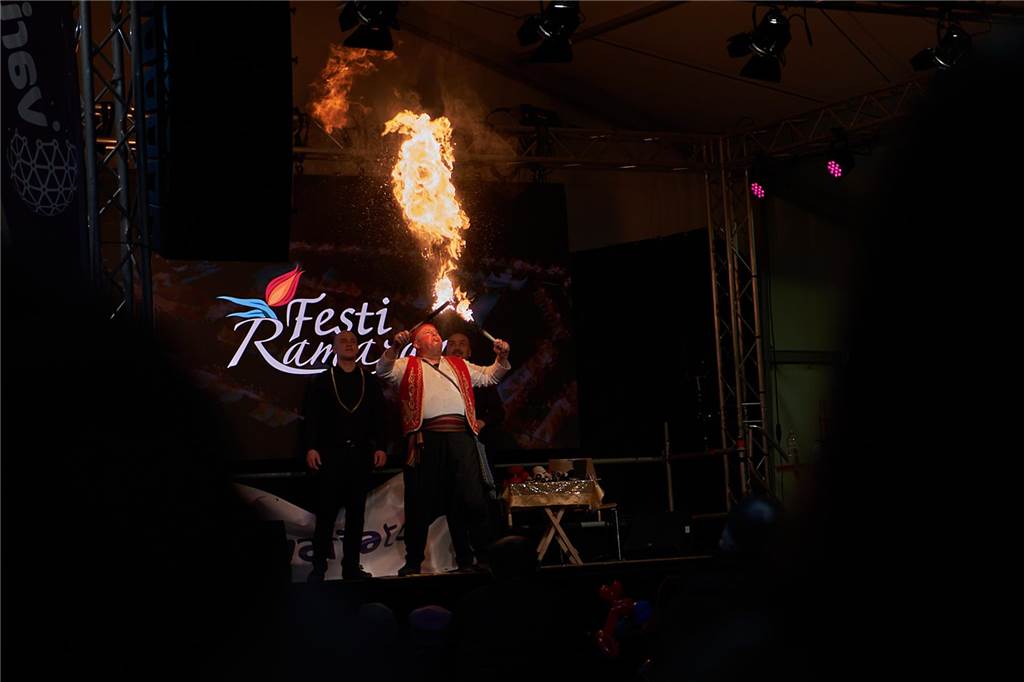 Außergewöhnliches Essen auf dem Festi Ramazan – sogar für Vegetarier? Zum Essen gibt es ein reges Bühnenprogramm – mit Feuerspuckern oder türkischen Sprechkünstlern.
