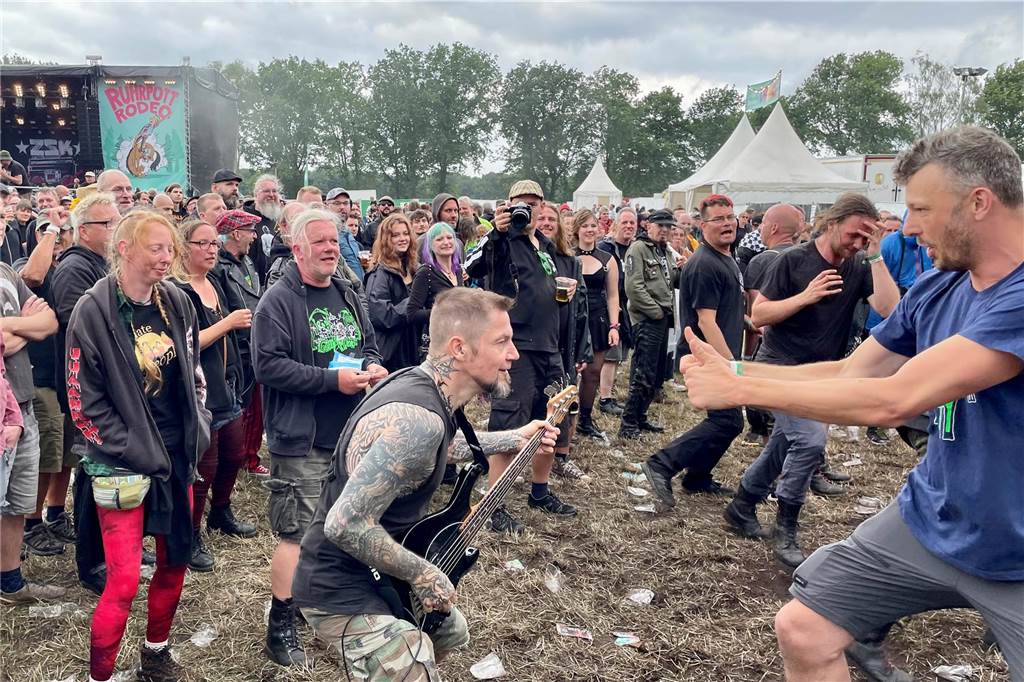Musiker und Fan beim Ruhrpott Rodeo
