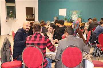 Zum Fastenbrechen "Iftar" kommen im Ramadan normalerweise viele Menschen zusammen.