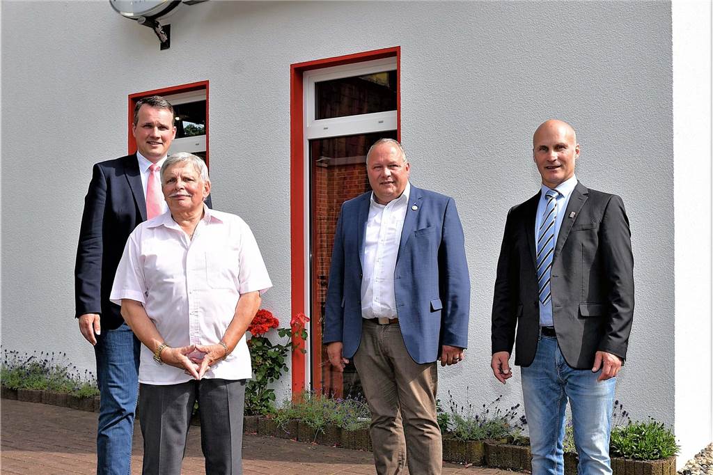Ohne jeden Schnickschnack - VfL Rot-Weiß Dorsten beschloss Jubiläumswoche mit dem Festakt Zum Festakt konnten VfL-Vorsitzender Heinz-Georg Schulz (2.v.l.) und sein Vorstandskollege Andreas Tonn (r.) Dorstens Bürgermeister Tobias Stockhoff (l.) und den CDU-Landtagsabgeordneten Josef Hovenjürgen (3.v.l.) begrüßen.