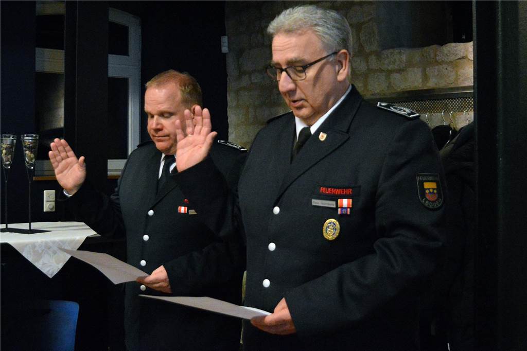 Erneute Amtszeit: Uppenkamp und Blanke bleiben an Spitze der Feuerwehr Ernennung der Leitung der Feuerwehr Legden