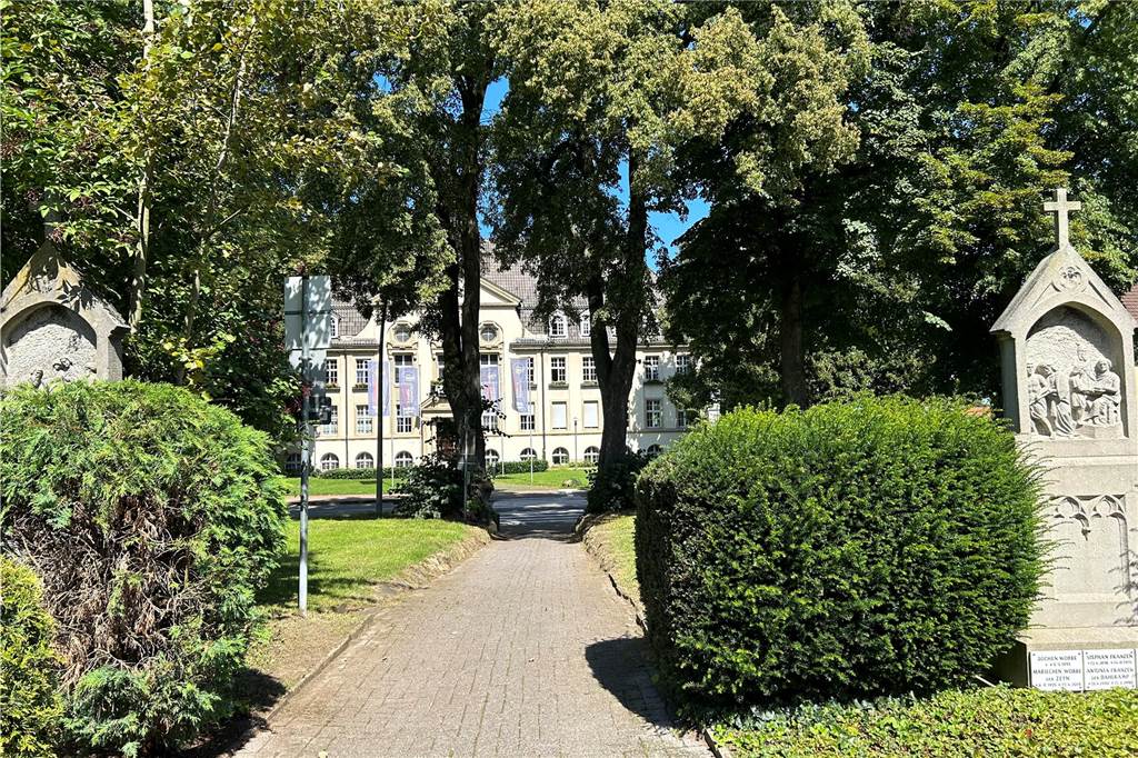 Zusätzlicher Sicherheitsdienst in Bork: Vorläufige Bilanz listet Hunderte Einsätze auf Zum Friedhof in Bork ist der Sicherheitsdienst mehrfach gerufen worden. Nicht nur wegen Fahrradfahrens, das dort nicht erlaubt ist.