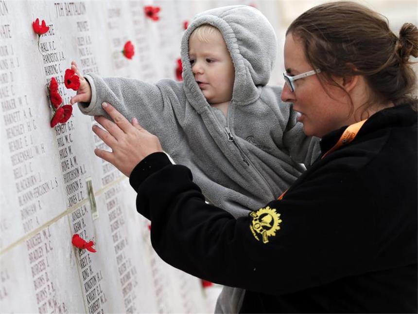Hunderttausende gedenken der Kriegsopfer von Gallipoli Zum Gedenken an die Gefallenen werden an einer Steinplatte rote Blumen befestigt. Foto: Sedat Suna