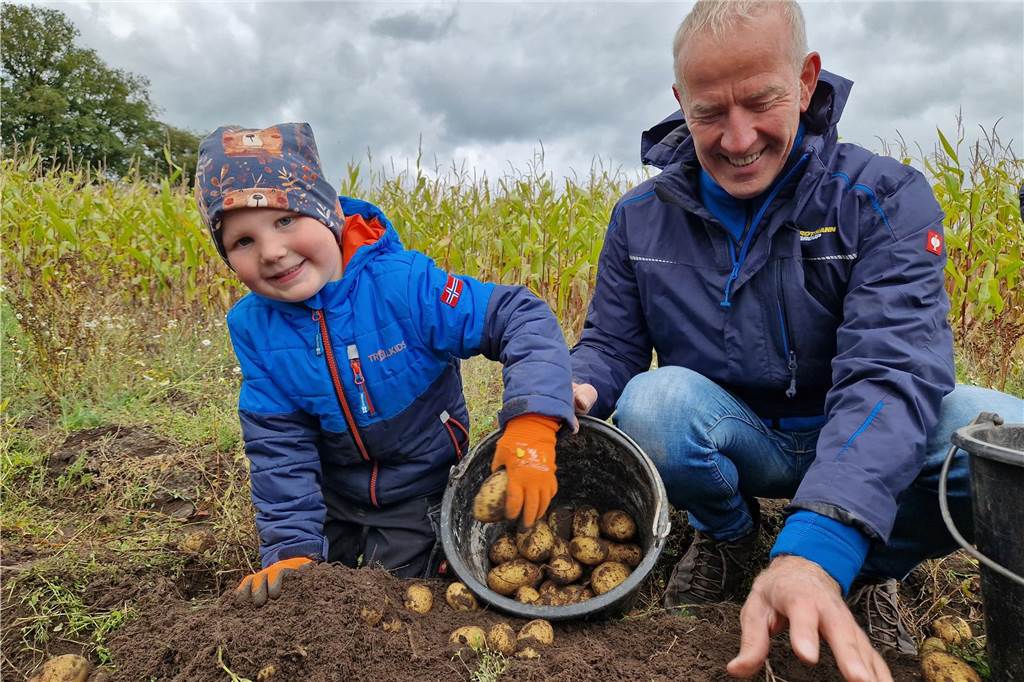 Zum gemeinsamen Kartoffelernten des Kartoffelklubs Ahle und dem Familienzentrum Heek fanden sich in Ahle am Moorbach viele große und kleine Helfer.
