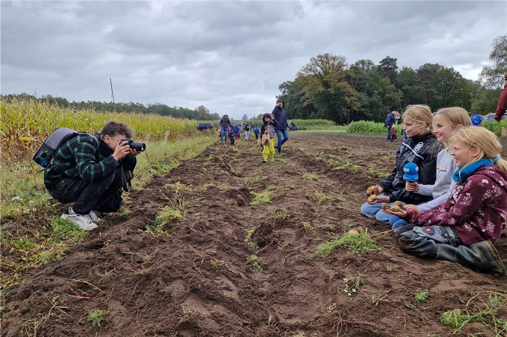 Zum gemeinsamen Kartoffelernten des Kartoffelklubs Ahle und dem Familienzentrum Heek fanden sich in Ahle am Moorbach viele große und kleine Helfer.