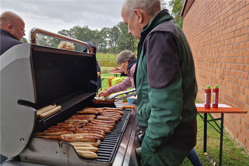 Zum gemeinsamen Kartoffelernten des Kartoffelklubs Ahle und dem Familienzentrum Heek fanden sich in Ahle am Moorbach viele große und kleine Helfer.