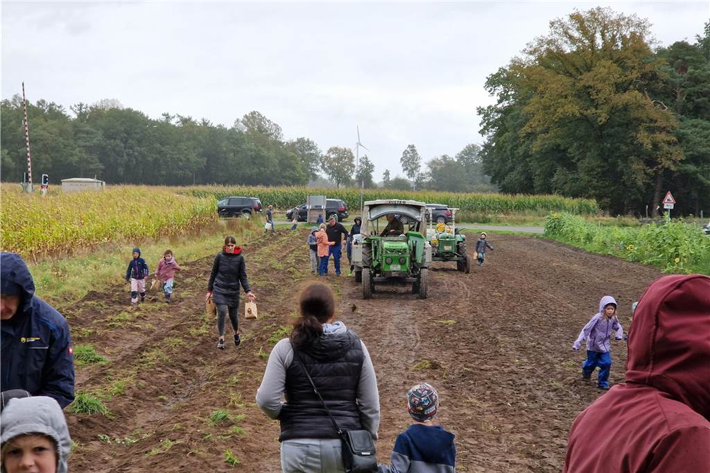 Zum gemeinsamen Kartoffelernten des Kartoffelklubs Ahle und dem Familienzentrum Heek fanden sich in Ahle am Moorbach viele große und kleine Helfer.