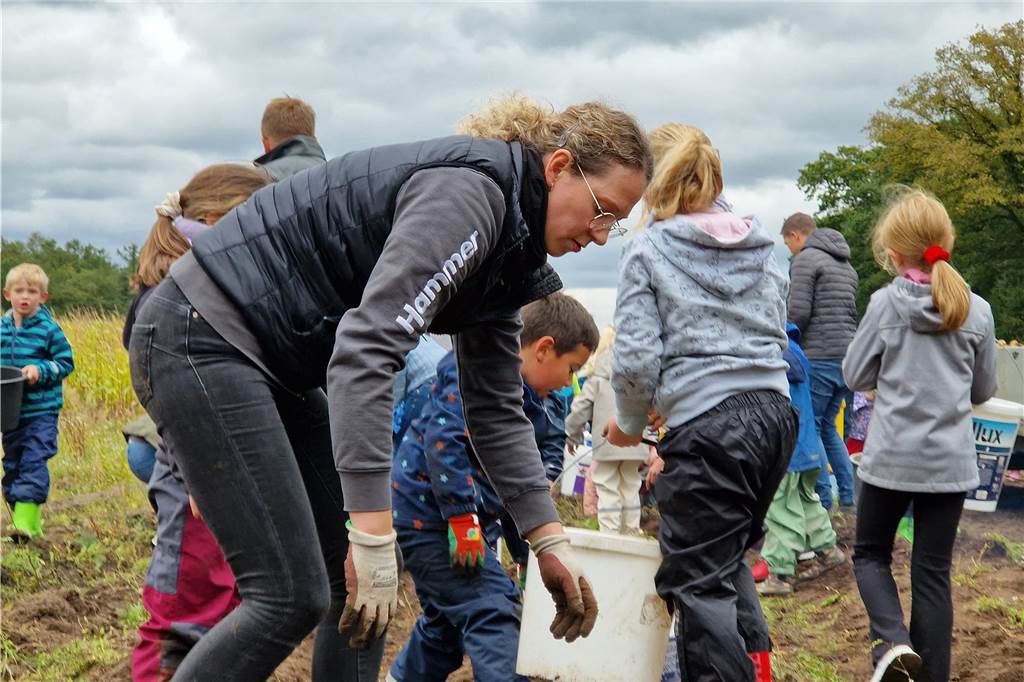 Zum gemeinsamen Kartoffelernten des Kartoffelklubs Ahle und dem Familienzentrum Heek fanden sich in Ahle am Moorbach viele große und kleine Helfer.