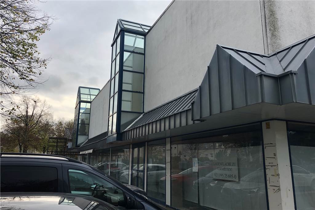 Edeka-Markt in der Selmer Altstadt: Zukunft ist noch ungewiss Zum gesamten leer stehenden Gebäudekomplex an der Breite Straße gehört auch der Teil, in dem einst das Einrichtungshaus Wulfert residierte.