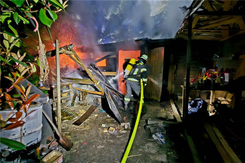 Gartenlaube brannte in voller Ausdehnung: Feuerwehr mit 24 Kräften vor Ort Feuerwehr Werne im Einsatz
