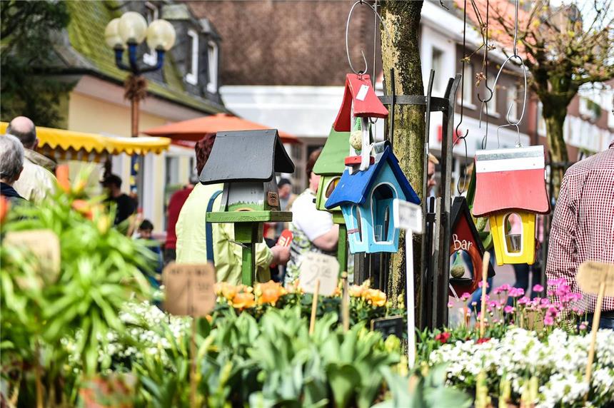 Grevener Frühling sorgt für sonnige Laune Zum Grevener Frühling strömten am Sonntagnachmittag tausende Besucher aus Greven und der Region. Die verkaufsoffenen Geschv§fte, eine große Autoausstellung und zahlreiche weitere Stvände bildeten ein attraktives Rahmenprogramm.