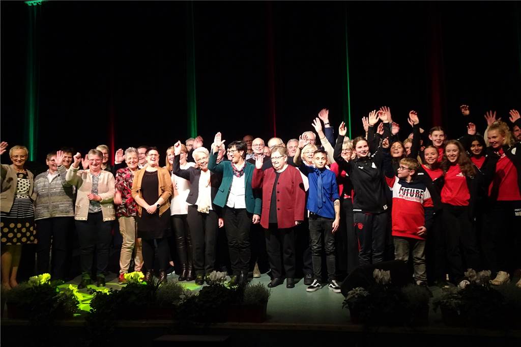 Große Gala in der Jakobi-Halle: „Ehrenamt und Zusammenhalt zeichnen Dorf aus“ Zum großen Finale versammelten sich alle Preisträgerinnen und -träger gemeinsam auf der Bühne.