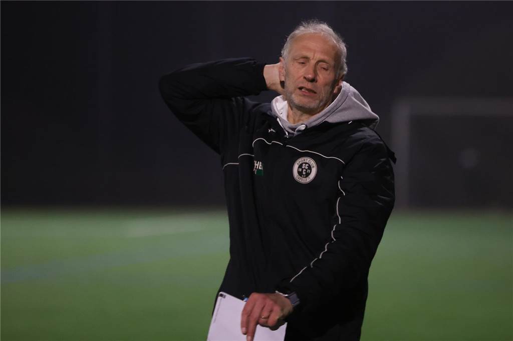 Brisantes Spiel zwischen Werner II SC und SC Capelle: „Da ist ordentlich Feuer drin“ SCC-Trainer Behlert fasst sich an den Hinterkopf.