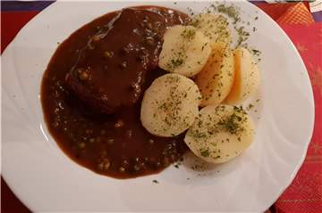 Zum Hauptgang gibt es Rumpsteak mit Salzkartoffeln und einer sehr feurigen Pfeffersoße.