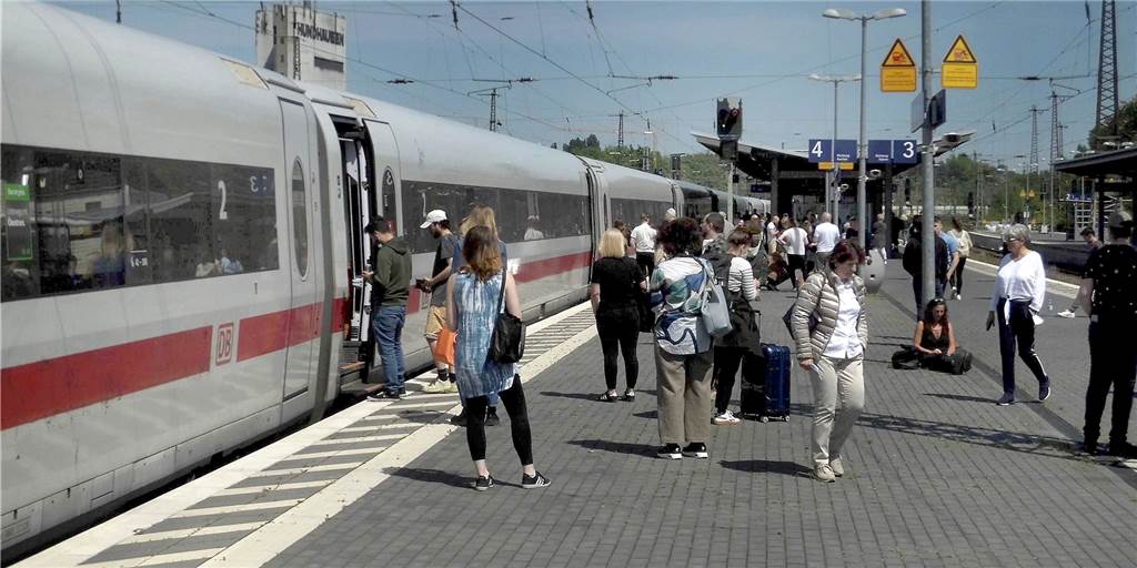 Schwerte wird zum ICE-Halt: Lokführer beweist handwerkliches Geschick Zum ICE-Halt wurde Schwerte am Sonntagmittag (15.5.). Fahrgäste stiegen am Gleis 4 aus, um sich die Beine zu vertreten oder eine Zigarette zu rauchen.