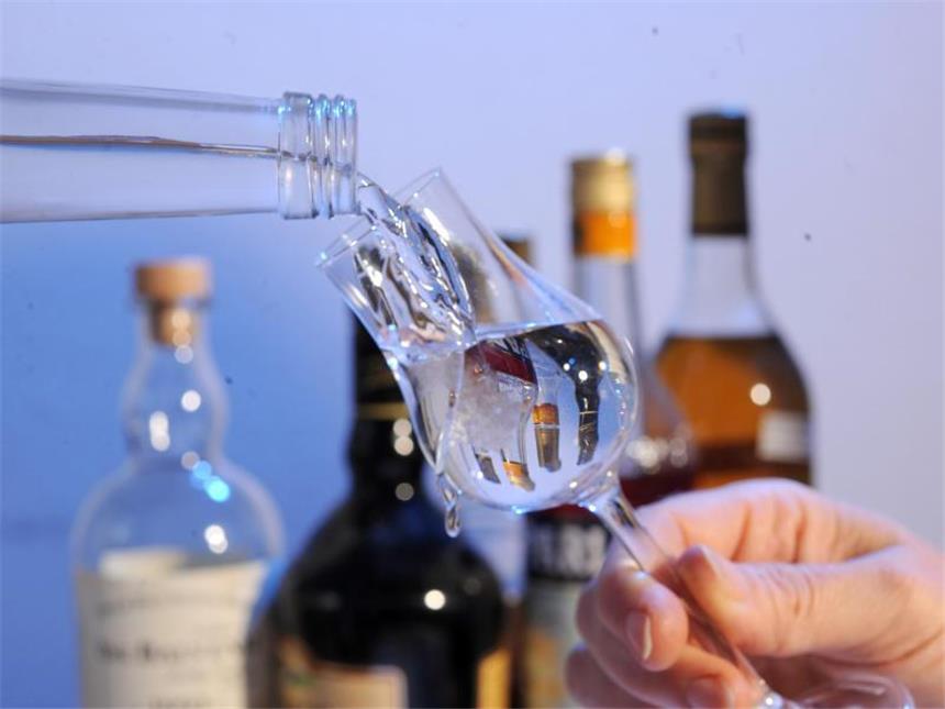 Ruf nach strengeren Maßnahmen gegen Alkoholmissbrauch Zum Jahreswechsel fordert die Deutsche Hauptstelle für Suchtfragen effektivere Maßnahmen gegen Alkoholmissbrauch. Foto: Bernd Weißbrod/Illustration.