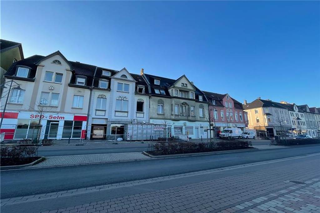 Zum Jahreswechsel sind die acht Häuser auf der Kreisstraße, die abgerissen werden sollen, leer gezogen worden. Das Haus, in dem die Metzgerei Heumann war, ist das mit der Nummer 80 (das dritte von links in der abgebildeten Reihe).