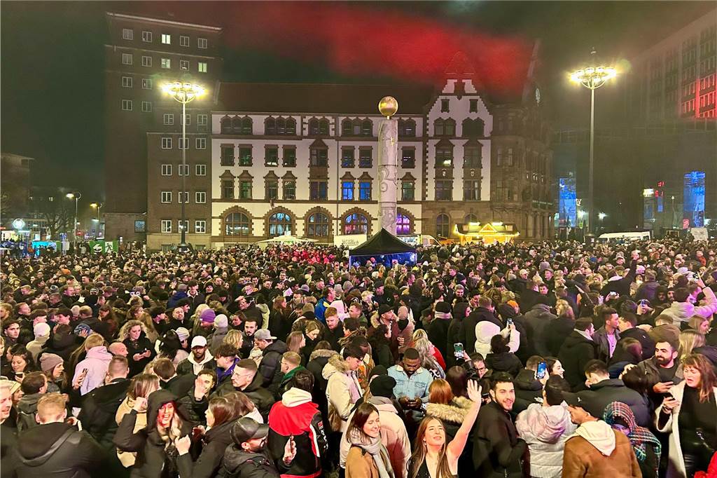 Tausende feierten auf dem Friedensplatz: „Ein großer Erfolg“ Zum Jahreswechsel war es richtig voll.