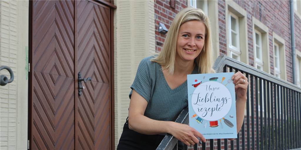 Pfannkuchen, Nussecke und Co.: Vitus-Schüler verraten ihre Lieblingsrezepte Zum Jubiläum hatte der Förderverein der St.-Vitus-Grundschule eine besondere Idee: Die Lieblingsrezepte der Kinder sollten gesammelt werden. Das Kochbuch dazu präsentiert Marion Tenk, stellvertretend für den Vorstand des Fördervereins. Der Erlös kommt komplett der Schulfamilie zugute.