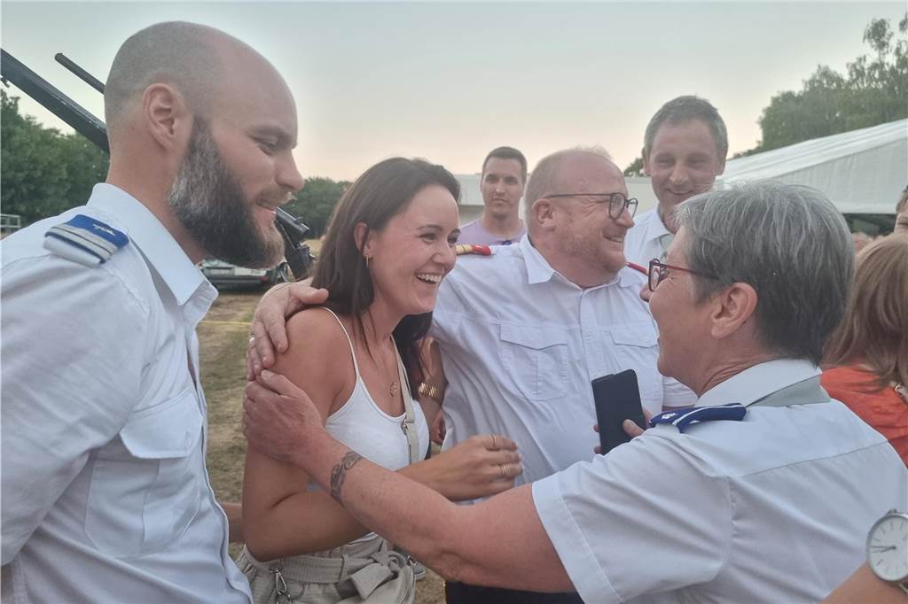 Carolin Kopetzki schießt als erste Frau den Vogel ab Zum König nahm sich Carolin Kopetzki Mitanwärter Michael „Hans“ Kropp.