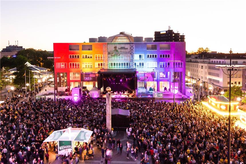 Zum Konzert des Singer-Songwriters Nico Santos am Samstagabend kamen rund 8000 Menschen auf den farbenfroh beleuchteten Friedensplatz.
