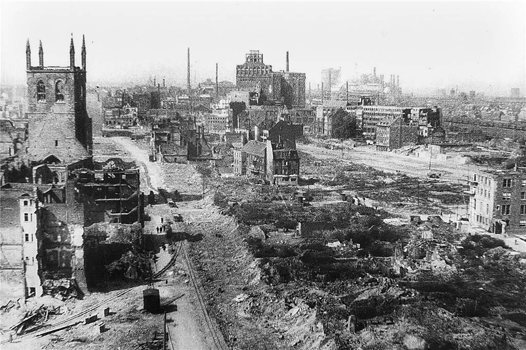 Zum Kriegsende 1945 ist vor allem das Stadtzentrum, hier die Kampstraße mit der Petrikirche, fast vollständig zerstört.