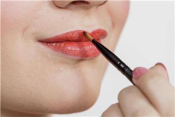 Zum Küssen schön geschminkt: Ein Primer unter dem eigentlichen Lippenstift sorgt für längeren Halt. Foto: Monique Wüstenhagen