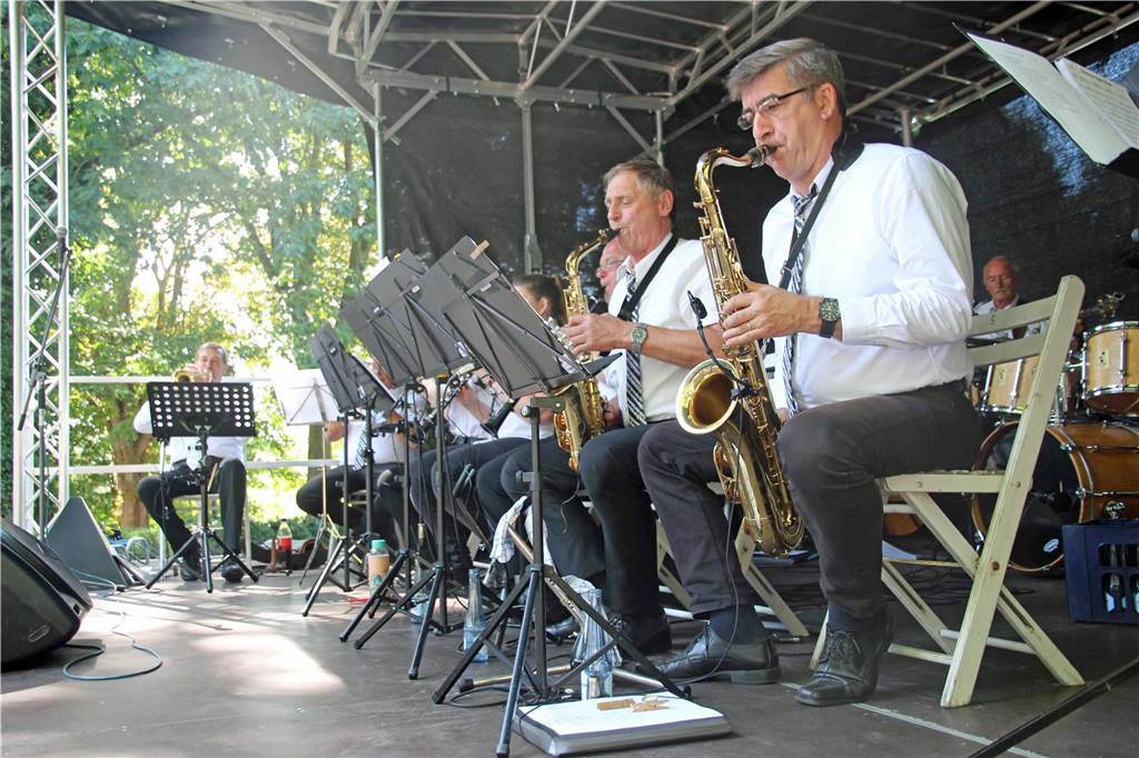 Musiker spielen auf der Bühne beim Gradierwerkkonzert.