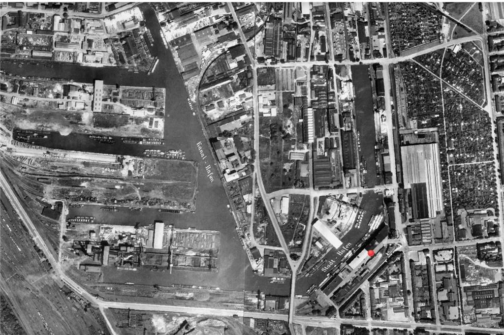 Zwischen 1957 und 1980 entstand dieses Luftbild, wie der RVR es großzügig angibt. Sicher ist aber, dass es erst nach 1961 entstand. Der Hafen nutzt bereits das durch den Abriss der Siedlung frei gewordene Areal. Beflügelt wurde der neue Entwicklungsschritt des Hafens durch eine Baumaßnahme Luftlinie zehn Kilometer nordwestlich: das neue Schiffshebewerk in Henrichenburg. Es ermöglichte von nun an Schiffen mit 1.350 Tonnen Gewicht und 85 Metern Länge den Dortmund-Ems-Kanal bis zum Dortmunder Hafen