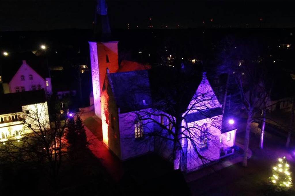 Lichtermarkt rund um Kirche und Dormitorium: Weihnachtsmarkt in Asbeck St.-Margareta-Kirche in ASbeck.