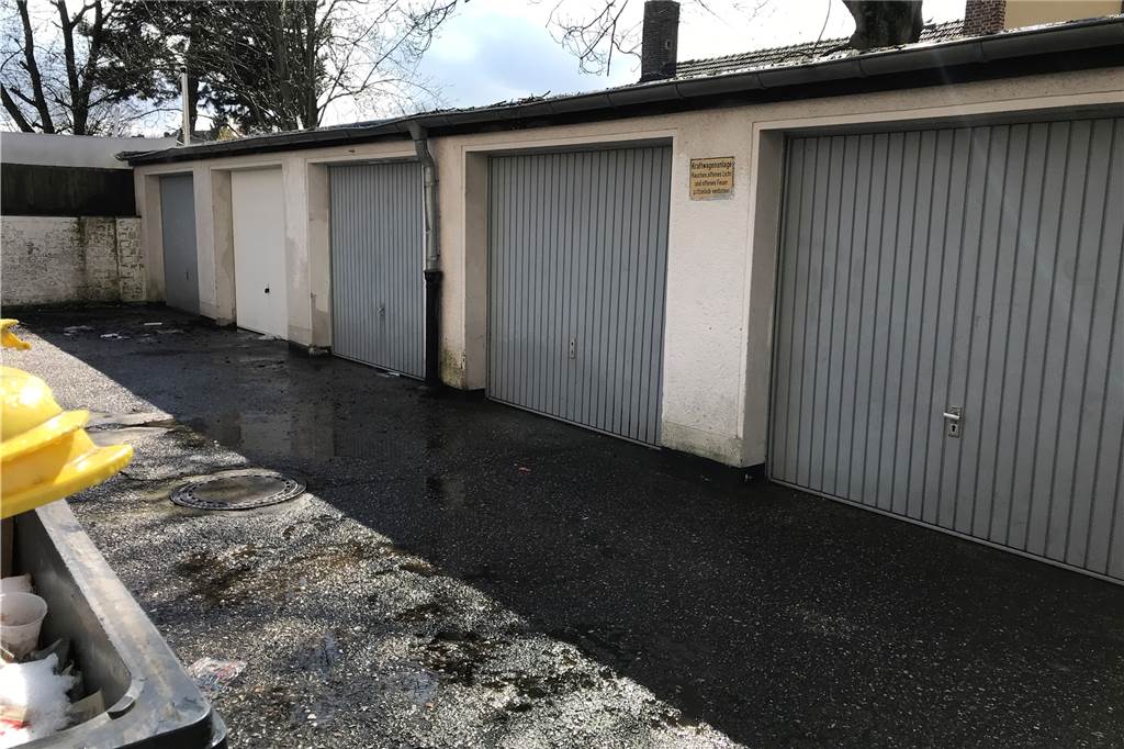 Haus wird verkauft: Wird aus einer Traditions-Kneipe bald eine Wohnung? Zum Mehrfamilienhaus gehören auch acht Garagen.
