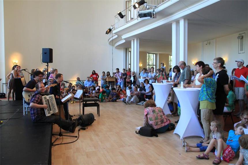 Bochumer lieben ihr Schauspielhaus Zum Mitsingen luden die Musiker im oberen Foyer ein.