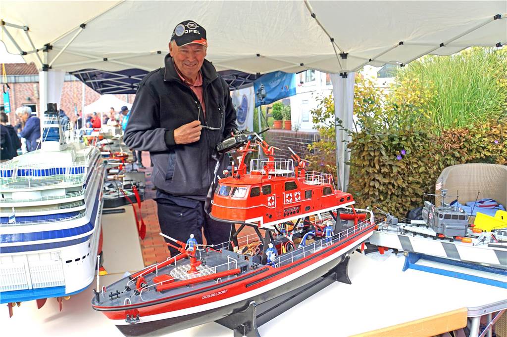 Ein Besucher zeigt sein Schiff beim Modellboottag.