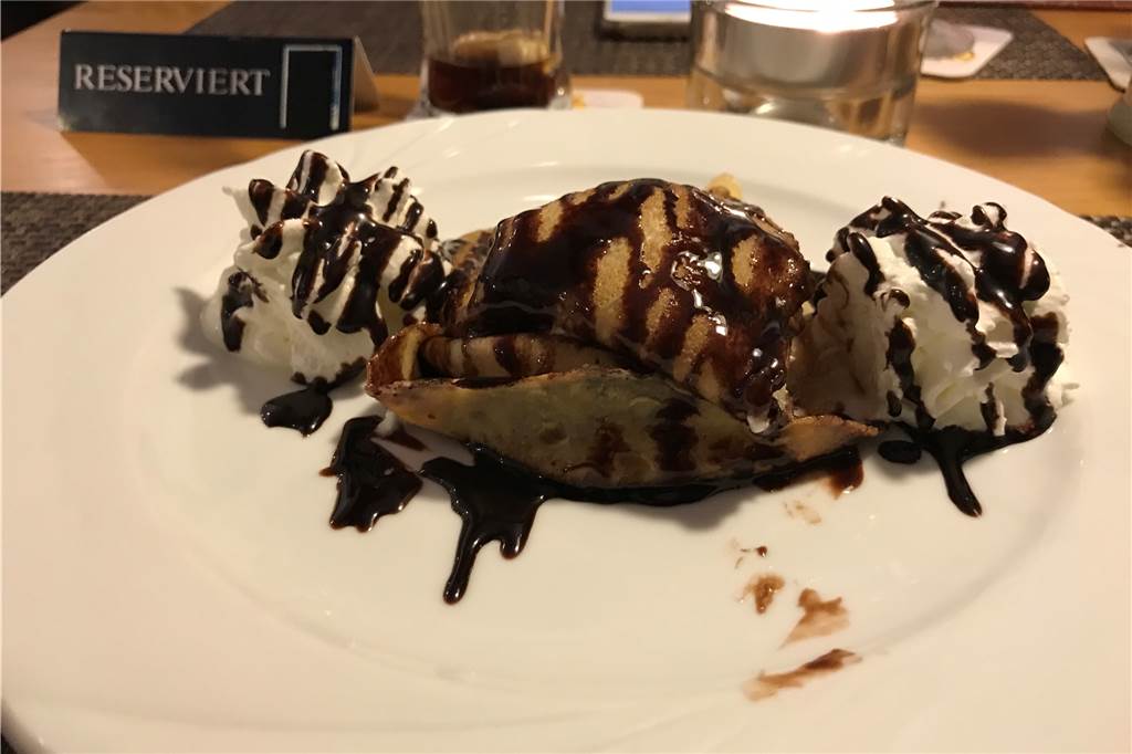 Das Steakhaus El Paso verspricht viele schmackhafte Fleischvariationen Zum Nachtisch gab es Palatschinken mit Vanilleeis und Schokosoße, dazu etwas Sahne.