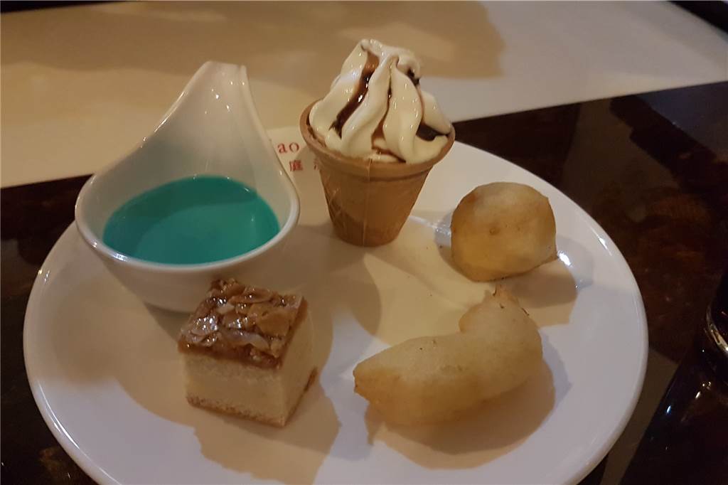Einmal quer durch Asien am Büfett von Hao Ting Zum Nachtisch gibt es blauen Pudding, Softeis mit Schokosoße, gebackene Banane und Ananas und ein Stück Apfelkuchen.