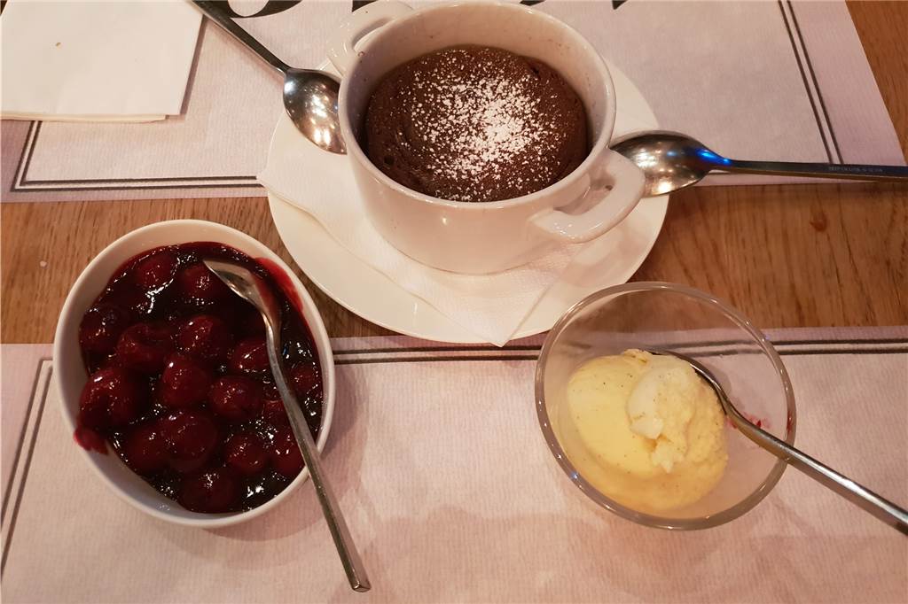 Großes kulinarisches Kino zu gesalzenen Preisen im Leuthold’s 1910 Zum Nachtisch gibt es heiße Kirschen, Schokokuchen mit flüssigem Kern und eine Kugel Vanilleeis.