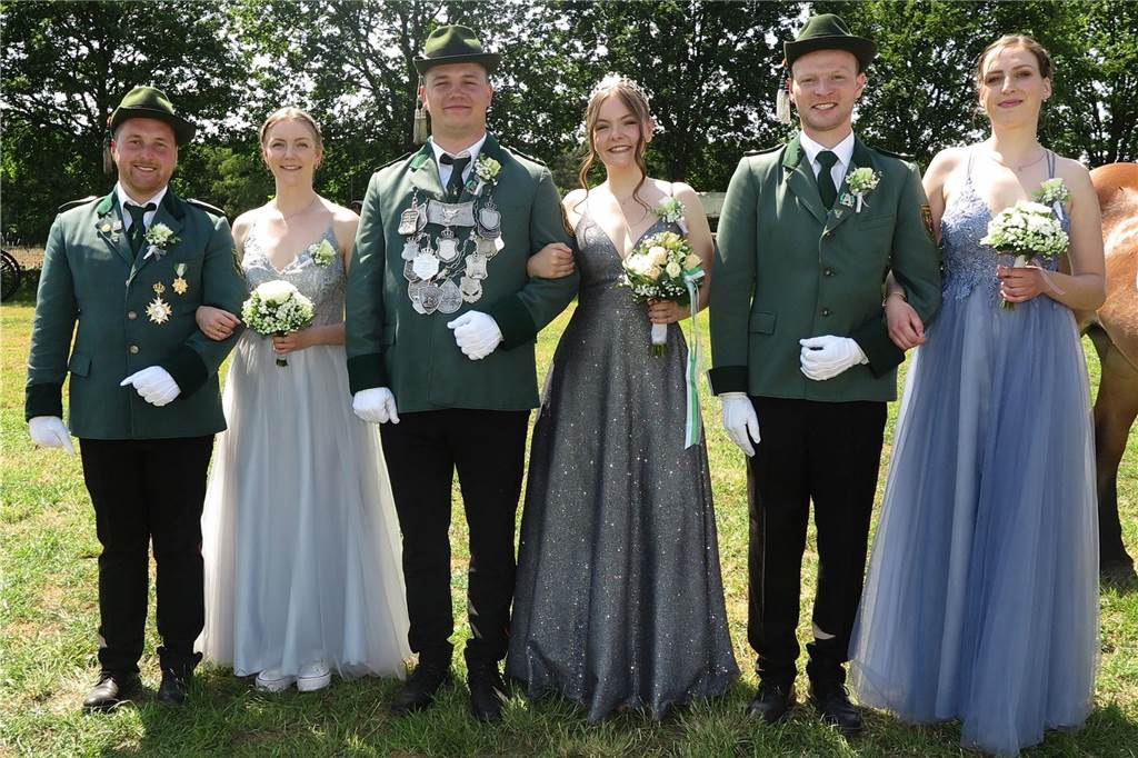 Schützenfest in Schermbeck-Damm: Kai Schult (24) ist Jubiläumskönig Zum neuen Thron in Damm gehören das Hofpaar Michel Wengel/Lina Weikamp. das Königspaar Kai Schult/Lena Terhart und das Hofpaar Leon Schulte/Lynn Jahnke (v.l.).