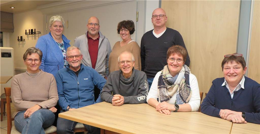 Spannendes Schubkarrenrennen in Schermbeck jährt sich zum 100. Mal Das Organisationsteam gehören Christa Hülsdünker, Joachim Linnemann, Martin Thiemann, Marita Underberg, Hildegard Franke (sitzend v.l.), Monika Wilsing, Guido Heßbrüggen, Marion Aehling, Holger Martens (stehend v.l.) und – nicht abgebildet – Sandra Sporkmann und Markus Sporkmann. Sie trafen sich kürzlich für die letzten Details.