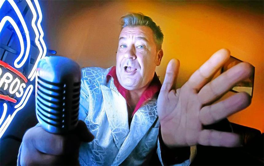 Das ist Dortmunds singender Feuerwehrmann Zum perfekten 60ies-Auftritt gehört für Dirk Konzack alias Roy Sanders auch das passende Mikrofon. Mit Elvis-Tolle und Glitzer-Jacket steht der Dortmunder Feuerwehrmann am liebsten auf der Bühne, tanzt und singt.