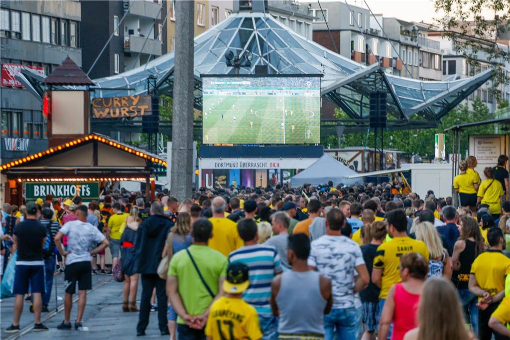 OB Westphal will Druck auf DFL und Sky für Public Viewing Zum Pokalfinale des BVB gegen Eintracht Frankfurt 2017 hatte es noch Public Viewing an mehreren Plätzen in der City gegeben. Damals lagen die Übertragungsrechte bei einem öffentlich-rechtlichen Sender.